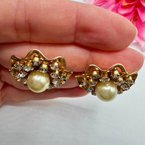 Vintage Rhinestone Faux Pearl Flower Clip On Earrings Gold Tone Elegant Glam 50s - Picture 8 of 13